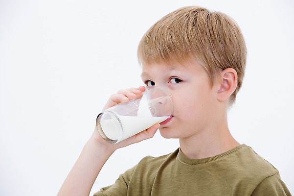 포토 JPG 스튜디오촬영 서양인 남자 어린이라이프 어린이 잔 실내 건강 한명 들기 상반신 옆모습 우유 마시기 국내포토 외국인 1 라이프스타일 식기 뷰포인트 모션 유제품 사람 내부 파일형식