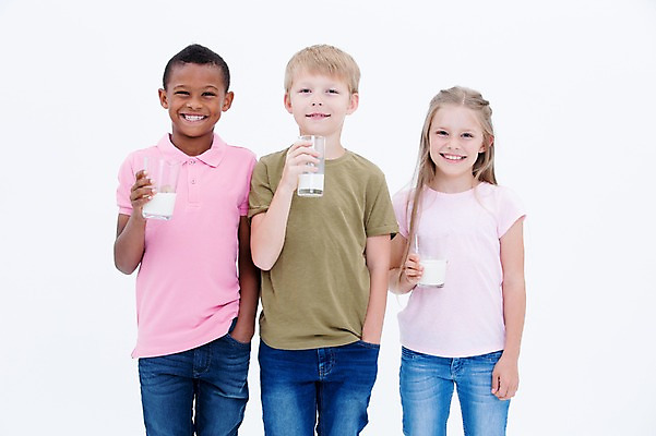 포토 JPG 스튜디오촬영 서양인 여자 남자 어린이라이프 어린이 흑인 잔 실내 건강 웃음 들기 상반신 앞모습 세명 친구 우유 국내포토 외국인 라이프스타일 식기 뷰포인트 관계 모션 유제품 표정 사람 내부 파일형식