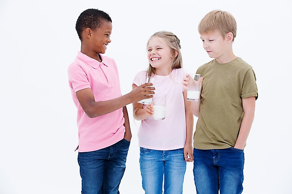 포토 JPG 스튜디오촬영 서양인 여자 남자 어린이라이프 어린이 흑인 실내 서기 웃음 상반신 앞모습 세명 친구 글로벌 국내포토 외국인 라이프스타일 뷰포인트 관계 모션 표정 사람 내부 파일형식