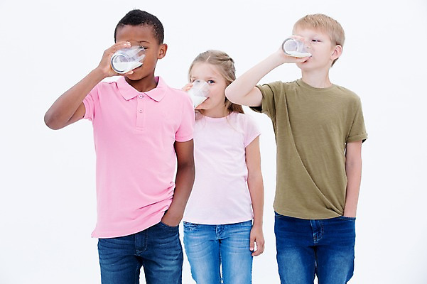 포토 JPG 스튜디오촬영 서양인 여자 남자 어린이라이프 어린이 흑인 잔 실내 건강 서기 들기 상반신 앞모습 세명 친구 우유 마시기 국내포토 외국인 라이프스타일 식기 뷰포인트 관계 모션 유제품 사람 내부 파일형식