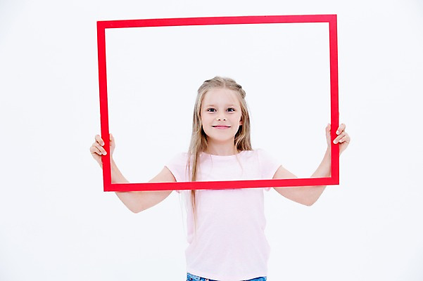 포토 JPG 스튜디오촬영 서양인 여자 어린이라이프 어린이 프레임 실내 한명 웃음 들기 소녀 상반신 앞모습 사진틀 소녀한명만 국내포토 외국인 1 라이프스타일 뷰포인트 모션 표정 틀 사람 내부 여자한명만 소녀만 파일형식