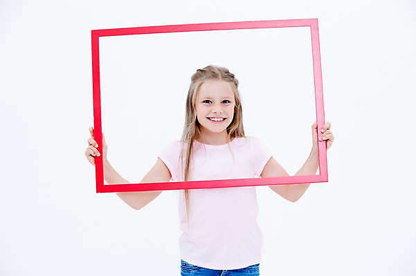 포토 JPG 스튜디오촬영 서양인 여자 어린이라이프 어린이 프레임 실내 한명 웃음 들기 소녀 상반신 앞모습 사진틀 소녀한명만 국내포토 외국인 1 라이프스타일 뷰포인트 모션 표정 틀 사람 내부 여자한명만 소녀만 파일형식