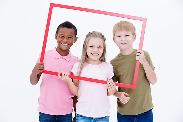 포토 JPG 스튜디오촬영 서양인 여자 남자 어린이라이프 어린이 흑인 프레임 실내 액자틀 웃음 들기 소녀 소년 상반신 앞모습 세명 친구 글로벌 어린이만 국내포토 외국인 라이프스타일 뷰포인트 액자 관계 모션 표정 틀 사람 내부 파일형식