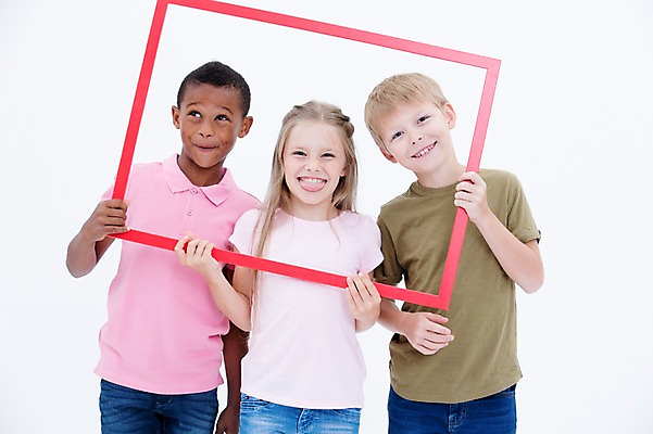 포토 JPG 스튜디오촬영 서양인 여자 남자 어린이라이프 어린이 흑인 프레임 실내 액자틀 웃음 들기 소녀 소년 상반신 앞모습 세명 친구 글로벌 어린이만 국내포토 외국인 라이프스타일 뷰포인트 액자 관계 모션 표정 틀 사람 내부 파일형식