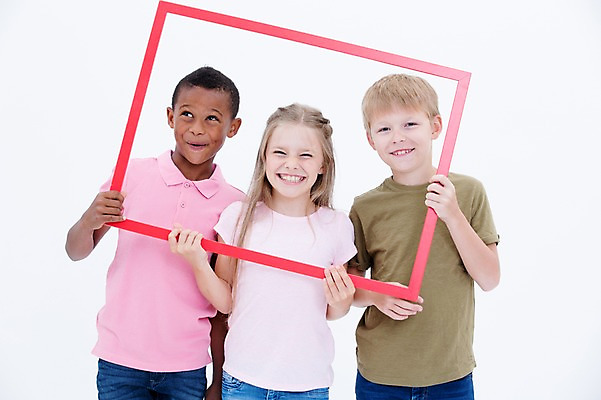 포토 JPG 스튜디오촬영 서양인 여자 남자 어린이라이프 어린이 흑인 프레임 실내 액자틀 웃음 들기 소녀 소년 상반신 앞모습 세명 친구 글로벌 어린이만 국내포토 외국인 라이프스타일 뷰포인트 액자 관계 모션 표정 틀 사람 내부 파일형식
