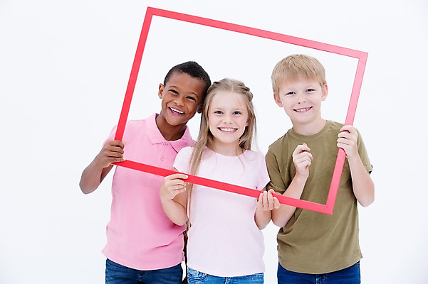 포토 JPG 스튜디오촬영 서양인 여자 남자 어린이라이프 어린이 흑인 프레임 실내 액자틀 웃음 들기 소녀 소년 상반신 앞모습 세명 친구 글로벌 어린이만 국내포토 외국인 라이프스타일 뷰포인트 액자 관계 모션 표정 틀 사람 내부 파일형식