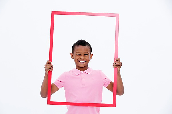 포토 JPG 스튜디오촬영 서양인 남자 어린이라이프 어린이 흑인 프레임 실내 한명 웃음 들기 소년 상반신 앞모습 사진틀 소년한명만 국내포토 외국인 1 라이프스타일 뷰포인트 모션 표정 틀 사람 내부 남자한명만 소년만 파일형식