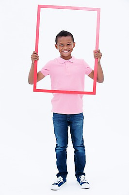 포토 JPG 스튜디오촬영 전신 서양인 남자 어린이라이프 어린이 흑인 프레임 실내 한명 서기 웃음 들기 소년 앞모습 사진틀 소년한명만 국내포토 외국인 1 라이프스타일 뷰포인트 모션 표정 틀 사람 내부 남자한명만 소년만 파일형식