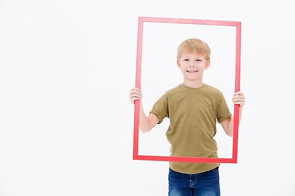 포토 JPG 스튜디오촬영 서양인 남자 어린이라이프 어린이 프레임 실내 한명 웃음 들기 소년 상반신 앞모습 사진틀 소년한명만 국내포토 외국인 1 라이프스타일 뷰포인트 모션 표정 틀 사람 내부 남자한명만 소년만 파일형식