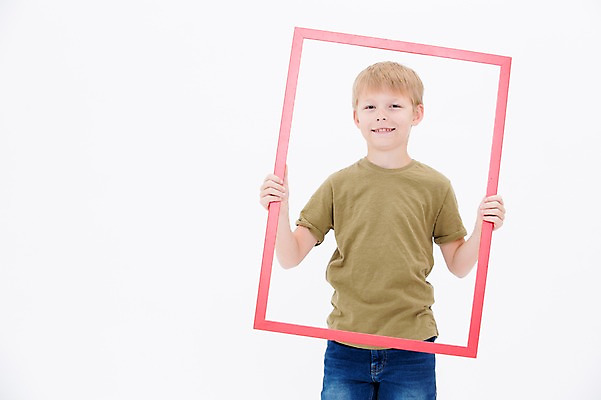 포토 JPG 스튜디오촬영 서양인 남자 어린이라이프 어린이 프레임 실내 한명 웃음 들기 소년 상반신 앞모습 사진틀 소년한명만 국내포토 외국인 1 라이프스타일 뷰포인트 모션 표정 틀 사람 내부 남자한명만 소년만 파일형식