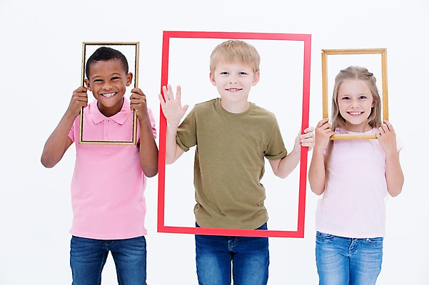 포토 JPG 스튜디오촬영 서양인 여자 남자 어린이라이프 어린이 흑인 프레임 실내 액자틀 웃음 들기 소녀 소년 상반신 앞모습 세명 친구 글로벌 어린이만 국내포토 외국인 라이프스타일 뷰포인트 액자 관계 모션 표정 틀 사람 내부 파일형식