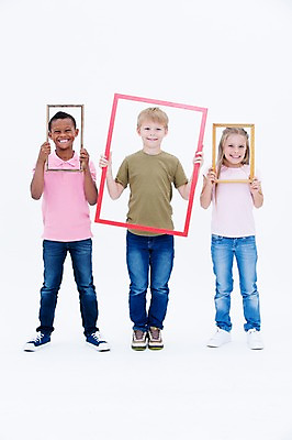 포토 JPG 스튜디오촬영 전신 서양인 여자 남자 어린이라이프 어린이 흑인 프레임 실내 액자틀 서기 웃음 들기 소녀 소년 앞모습 세명 친구 글로벌 어린이만 국내포토 외국인 라이프스타일 뷰포인트 액자 관계 모션 표정 틀 사람 내부 파일형식
