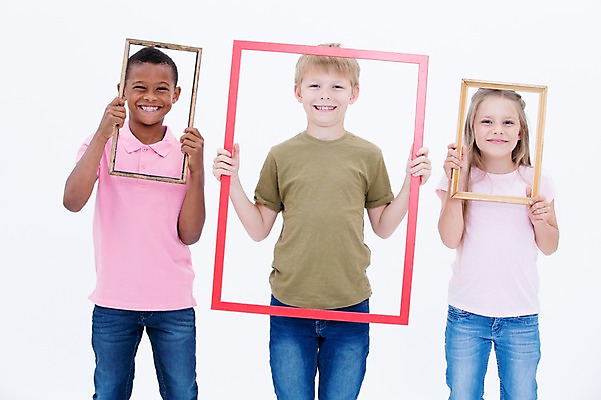 포토 JPG 스튜디오촬영 서양인 여자 남자 어린이라이프 어린이 흑인 프레임 실내 액자틀 서기 웃음 들기 소녀 소년 상반신 앞모습 세명 친구 글로벌 어린이만 국내포토 외국인 라이프스타일 뷰포인트 액자 관계 모션 표정 틀 사람 내부 파일형식