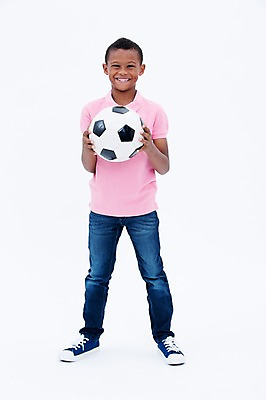 포토 JPG 스튜디오촬영 전신 서양인 남자 어린이라이프 어린이 흑인 축구공 실내 한명 서기 웃음 들기 앞모습 축구 국내포토 외국인 1 라이프스타일 뷰포인트 공 축구용품 모션 표정 사람 내부 구기 파일형식