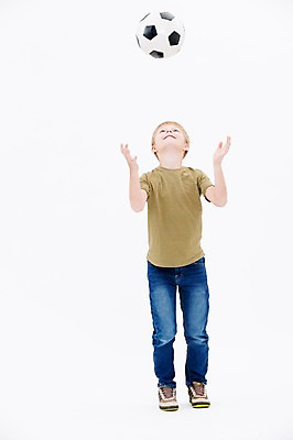 포토 JPG 스튜디오촬영 전신 서양인 남자 어린이라이프 어린이 축구공 실내 한명 서기 앞모습 축구 올려보기 던지기 국내포토 외국인 1 라이프스타일 뷰포인트 공 축구용품 모션 사람 내부 구기 파일형식