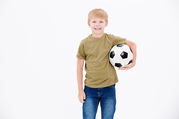 포토 JPG 스튜디오촬영 서양인 남자 어린이라이프 어린이 축구공 실내 한명 웃음 들기 상반신 앞모습 축구 국내포토 외국인 1 라이프스타일 뷰포인트 공 축구용품 모션 표정 사람 내부 구기 파일형식