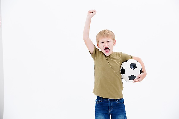 포토 JPG 스튜디오촬영 서양인 남자 어린이라이프 어린이 축구공 실내 한명 들기 상반신 앞모습 축구 기쁨 국내포토 외국인 1 라이프스타일 감정 뷰포인트 공 축구용품 모션 사람 내부 구기 파일형식
