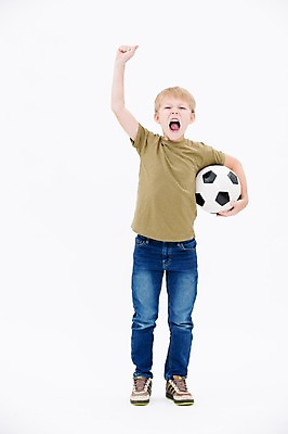 포토 JPG 스튜디오촬영 전신 서양인 남자 어린이라이프 어린이 축구공 실내 한명 서기 들기 앞모습 축구 기쁨 국내포토 외국인 1 라이프스타일 감정 뷰포인트 공 축구용품 모션 사람 내부 구기 파일형식