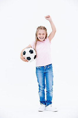 포토 JPG 스튜디오촬영 전신 서양인 여자 어린이라이프 어린이 축구공 실내 한명 서기 웃음 들기 앞모습 축구 기쁨 국내포토 외국인 1 라이프스타일 감정 뷰포인트 공 축구용품 모션 표정 사람 내부 구기 파일형식
