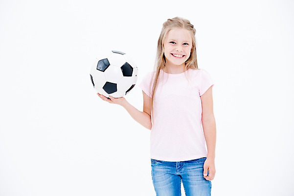 포토 JPG 스튜디오촬영 서양인 여자 어린이라이프 어린이 축구공 실내 한명 웃음 들기 상반신 앞모습 축구 국내포토 외국인 1 라이프스타일 뷰포인트 공 축구용품 모션 표정 사람 내부 구기 파일형식