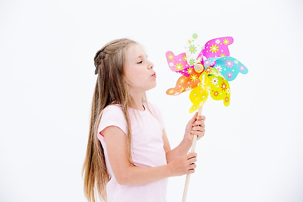 포토 JPG 스튜디오촬영 서양인 여자 어린이라이프 어린이 실내 한명 들기 상반신 옆모습 불기 바람개비 국내포토 외국인 1 라이프스타일 뷰포인트 모션 사람 내부 파일형식