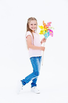 포토 JPG 스튜디오촬영 전신 서양인 여자 어린이라이프 어린이 실내 한명 서기 웃음 들기 앞모습 바람개비 국내포토 외국인 1 라이프스타일 뷰포인트 모션 표정 사람 내부 파일형식