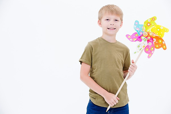 포토 JPG 스튜디오촬영 서양인 남자 어린이라이프 어린이 실내 한명 들기 상반신 앞모습 바람개비 국내포토 외국인 1 라이프스타일 뷰포인트 모션 사람 내부 파일형식
