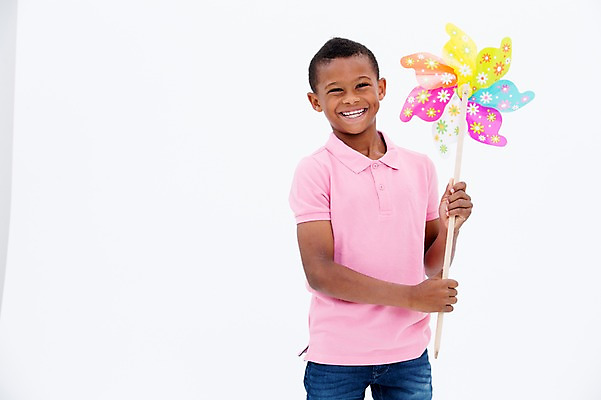 포토 JPG 스튜디오촬영 서양인 남자 어린이라이프 어린이 흑인 실내 한명 웃음 들기 상반신 앞모습 바람개비 국내포토 외국인 1 라이프스타일 뷰포인트 모션 표정 사람 내부 파일형식