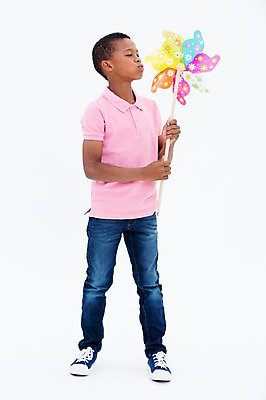 포토 JPG 스튜디오촬영 전신 서양인 남자 어린이라이프 어린이 흑인 실내 한명 서기 들기 앞모습 불기 바람개비 국내포토 외국인 1 라이프스타일 뷰포인트 모션 사람 내부 파일형식