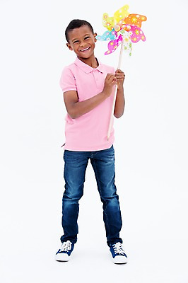 포토 JPG 스튜디오촬영 전신 서양인 남자 어린이라이프 어린이 흑인 실내 한명 서기 웃음 들기 앞모습 바람개비 국내포토 외국인 1 라이프스타일 뷰포인트 모션 표정 사람 내부 파일형식