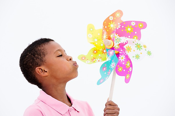 포토 JPG 스튜디오촬영 서양인 남자 어린이라이프 어린이 흑인 실내 한명 들기 상반신 옆모습 불기 바람개비 국내포토 외국인 1 라이프스타일 뷰포인트 모션 사람 내부 파일형식