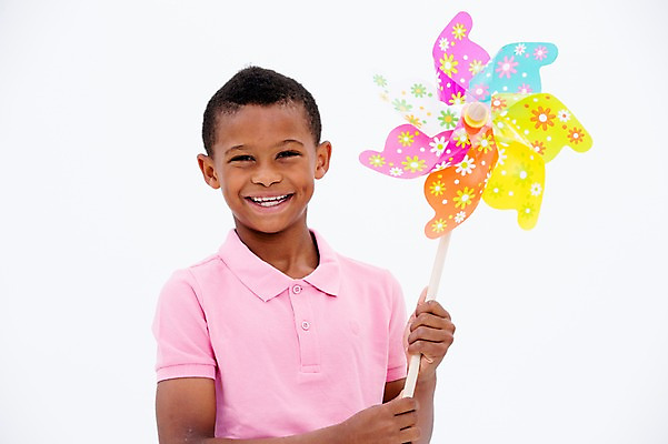 포토 JPG 스튜디오촬영 서양인 남자 어린이라이프 어린이 흑인 실내 한명 웃음 들기 상반신 앞모습 바람개비 국내포토 외국인 1 라이프스타일 뷰포인트 모션 표정 사람 내부 파일형식