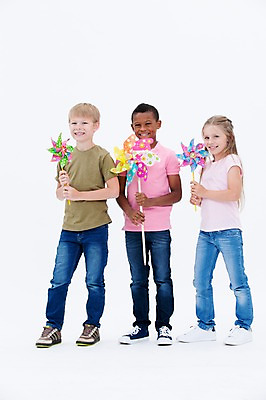 포토 JPG 스튜디오촬영 전신 서양인 여자 남자 어린이라이프 어린이 흑인 실내 서기 웃음 들기 앞모습 세명 친구 글로벌 바람개비 국내포토 외국인 라이프스타일 뷰포인트 관계 모션 표정 사람 내부 파일형식