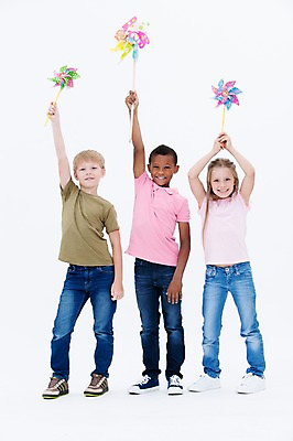 포토 JPG 스튜디오촬영 전신 서양인 여자 남자 어린이라이프 어린이 흑인 실내 서기 웃음 들기 앞모습 세명 친구 글로벌 바람개비 국내포토 외국인 라이프스타일 뷰포인트 관계 모션 표정 사람 내부 파일형식