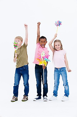 포토 JPG 스튜디오촬영 전신 서양인 여자 남자 어린이라이프 어린이 흑인 실내 서기 웃음 들기 앞모습 세명 친구 글로벌 기쁨 바람개비 국내포토 외국인 라이프스타일 감정 뷰포인트 관계 모션 표정 사람 내부 파일형식