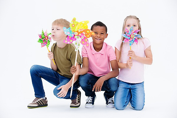 포토 JPG 스튜디오촬영 전신 서양인 여자 남자 어린이라이프 어린이 흑인 실내 웃음 들기 앉기 앞모습 세명 친구 글로벌 불기 바람개비 국내포토 외국인 라이프스타일 뷰포인트 관계 모션 표정 사람 내부 파일형식