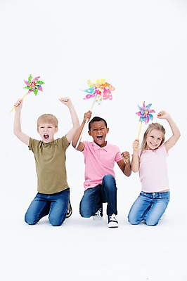 포토 JPG 스튜디오촬영 전신 서양인 여자 남자 어린이라이프 어린이 흑인 실내 웃음 들기 앉기 앞모습 세명 친구 글로벌 기쁨 바람개비 국내포토 외국인 라이프스타일 감정 뷰포인트 관계 모션 표정 사람 내부 파일형식