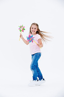 포토 JPG 스튜디오촬영 전신 서양인 여자 어린이라이프 어린이 실내 한명 서기 웃음 들기 앞모습 바람개비 국내포토 외국인 1 라이프스타일 뷰포인트 모션 표정 사람 내부 파일형식