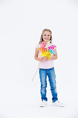 포토 JPG 스튜디오촬영 전신 서양인 여자 어린이라이프 어린이 실내 한명 서기 웃음 들기 앞모습 바람개비 국내포토 외국인 1 라이프스타일 뷰포인트 모션 표정 사람 내부 파일형식