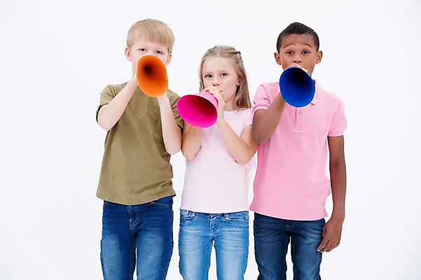 포토 JPG 스튜디오촬영 서양인 여자 남자 어린이라이프 어린이 흑인 실내 들기 소녀 소년 상반신 앞모습 세명 친구 글로벌 확성기 외침 어린이만 국내포토 외국인 라이프스타일 뷰포인트 관계 모션 사람 내부 소리 파일형식