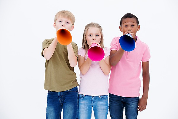 포토 JPG 스튜디오촬영 서양인 여자 남자 어린이라이프 어린이 흑인 실내 들기 소녀 소년 상반신 앞모습 세명 친구 글로벌 확성기 외침 어린이만 국내포토 외국인 라이프스타일 뷰포인트 관계 모션 사람 내부 소리 파일형식