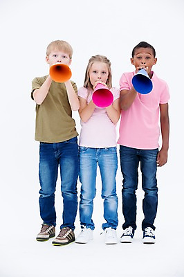 포토 JPG 스튜디오촬영 전신 서양인 여자 남자 어린이라이프 어린이 흑인 실내 서기 들기 소녀 소년 앞모습 세명 친구 글로벌 확성기 외침 어린이만 국내포토 외국인 라이프스타일 뷰포인트 관계 모션 사람 내부 소리 파일형식