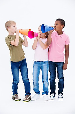 포토 JPG 스튜디오촬영 전신 서양인 여자 남자 어린이라이프 어린이 흑인 실내 서기 들기 소녀 소년 앞모습 세명 친구 글로벌 확성기 외침 어린이만 국내포토 외국인 라이프스타일 뷰포인트 관계 모션 사람 내부 소리 파일형식