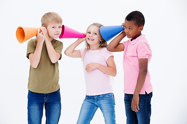 포토 JPG 스튜디오촬영 서양인 여자 남자 어린이라이프 어린이 흑인 실내 서기 웃음 들기 소녀 소년 앞모습 세명 친구 글로벌 확성기 듣기 어린이만 국내포토 외국인 라이프스타일 뷰포인트 관계 모션 표정 사람 내부 파일형식