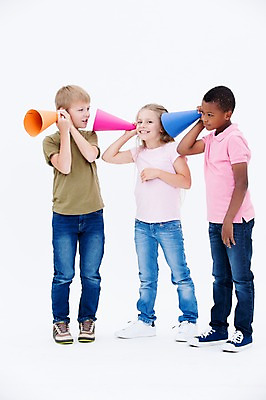 포토 JPG 스튜디오촬영 전신 서양인 여자 남자 어린이라이프 어린이 흑인 실내 서기 웃음 들기 소녀 소년 앞모습 세명 친구 글로벌 확성기 듣기 어린이만 국내포토 외국인 라이프스타일 뷰포인트 관계 모션 표정 사람 내부 파일형식