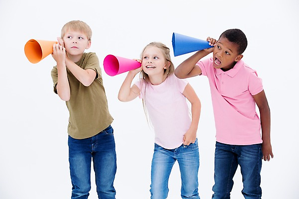 포토 JPG 스튜디오촬영 서양인 여자 남자 어린이라이프 어린이 흑인 실내 서기 웃음 들기 소녀 소년 앞모습 세명 친구 글로벌 확성기 듣기 어린이만 국내포토 외국인 라이프스타일 뷰포인트 관계 모션 표정 사람 내부 파일형식