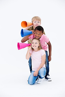 포토 JPG 스튜디오촬영 전신 서양인 여자 남자 어린이라이프 어린이 흑인 실내 서기 웃음 들기 앉기 소녀 소년 앞모습 세명 친구 글로벌 확성기 듣기 어린이만 국내포토 외국인 라이프스타일 뷰포인트 관계 모션 표정 사람 내부 파일형식