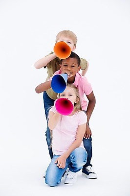 포토 JPG 스튜디오촬영 전신 서양인 여자 남자 어린이라이프 어린이 흑인 실내 서기 들기 앉기 소녀 소년 앞모습 세명 친구 글로벌 확성기 외침 어린이만 국내포토 외국인 라이프스타일 뷰포인트 관계 모션 사람 내부 소리 파일형식