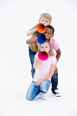 포토 JPG 스튜디오촬영 전신 서양인 여자 남자 어린이라이프 어린이 흑인 실내 서기 들기 앉기 소녀 소년 앞모습 세명 친구 글로벌 확성기 외침 어린이만 국내포토 외국인 라이프스타일 뷰포인트 관계 모션 사람 내부 소리 파일형식