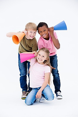 포토 JPG 스튜디오촬영 전신 서양인 여자 남자 어린이라이프 어린이 흑인 실내 서기 웃음 들기 앉기 소녀 소년 앞모습 세명 친구 글로벌 확성기 듣기 어린이만 국내포토 외국인 라이프스타일 뷰포인트 관계 모션 표정 사람 내부 파일형식